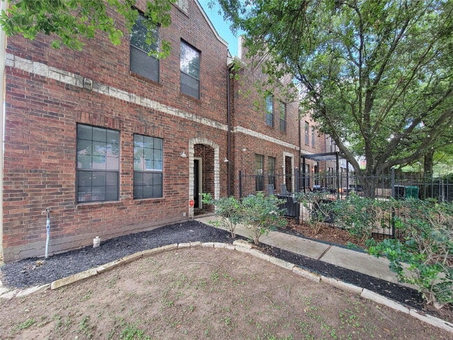 3 Bed Townhome in 77003 Near Minute Maid Park + First-Floor Living