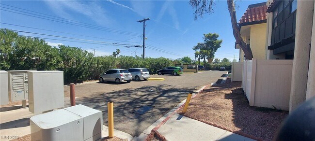 Building Photo - 1420 E Vegas Valley Dr Unit 23