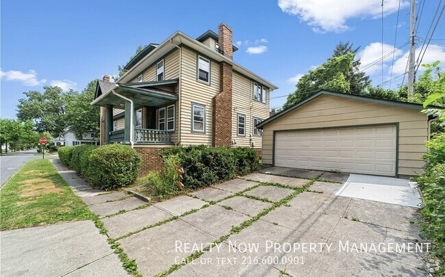 Building Photo - 5 Bedroom Townhome Unit 2037 Cottage Grove