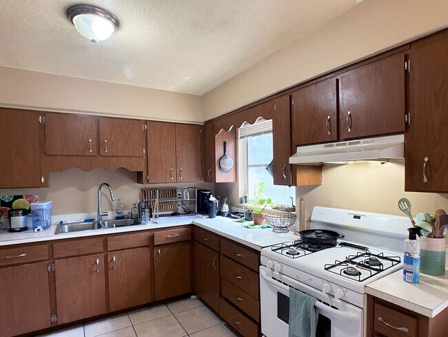 Photo - Lovely 3 Bedroom, 1 Bathroom House