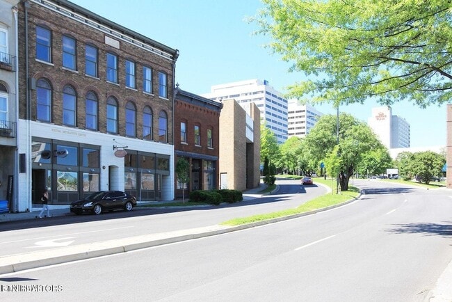 Building Photo - 106 W Summit Hill Dr SW Unit 302