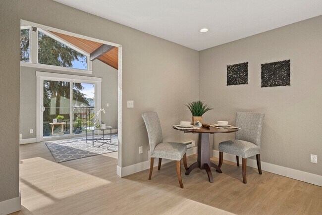 Photo - Top Floor 2 BR 1 BA with Vaulted Ceilings ... Unidad 302