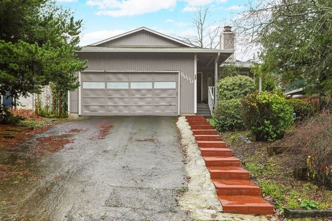 Building Photo - 3 Bedroom, 2 Bath House Near Portland Community College on Quiet Dead-end Street