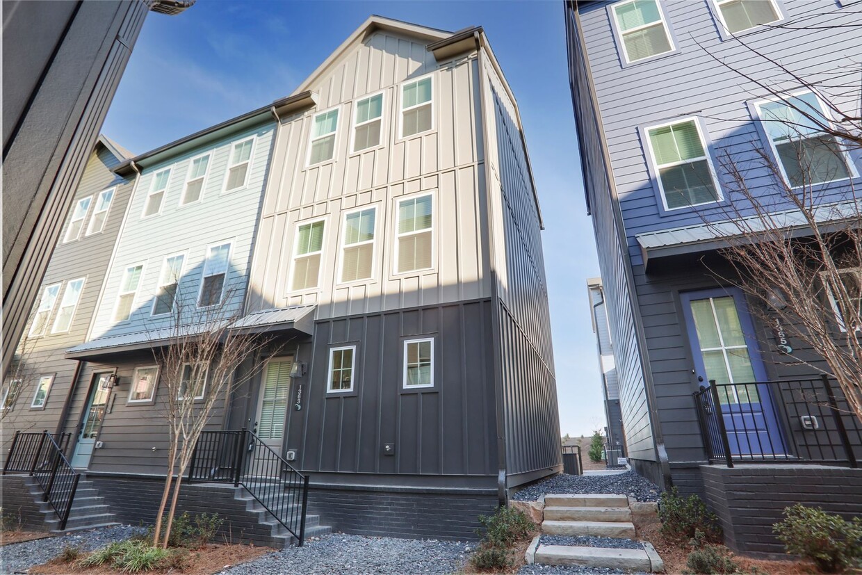 NEWLY BUILT TOWNHOMES - NEWLY BUILT TOWNHOMES