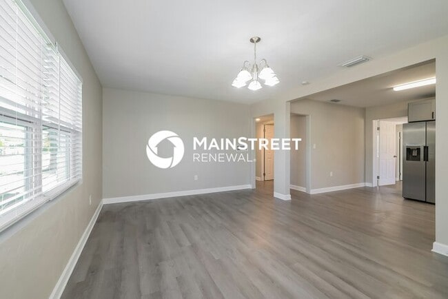 Photo - 3 Bedroom Pet-Friendly Home in WINTER HAVEN, FL with Main Street Renewal