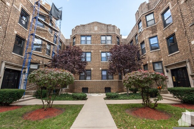 Photo - 625 W Cornelia Ave Apartments Unit 39-3S