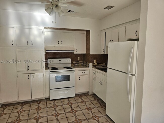 Building Photo - 709 NE 4th St Unit 6