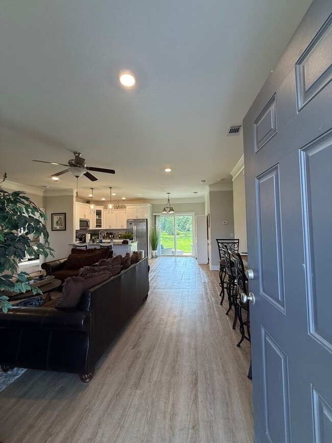 MOVE IN SPECIAL $400.00 OFF FIRST MONTH RE... - MOVE IN SPECIAL $400.00 OFF FIRST MONTH RE... House