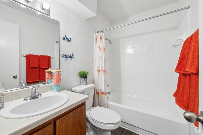 2BR, 2BA - 935SF - Second Bathroom