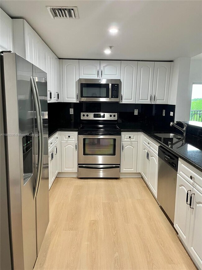 Photo - 120 Douglas Rd Unidad 306