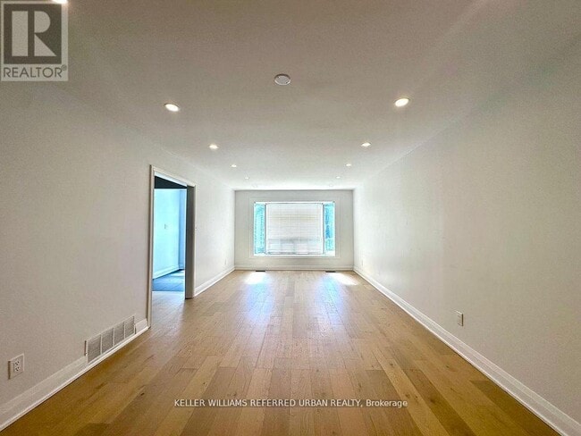 Photo - 906 Marinet Crescent