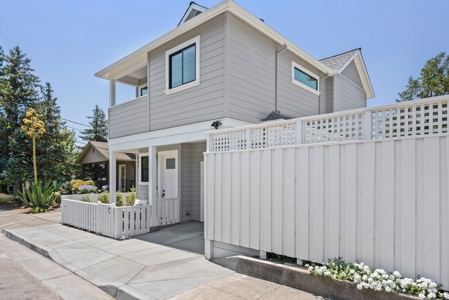 Photo - 641 Center St