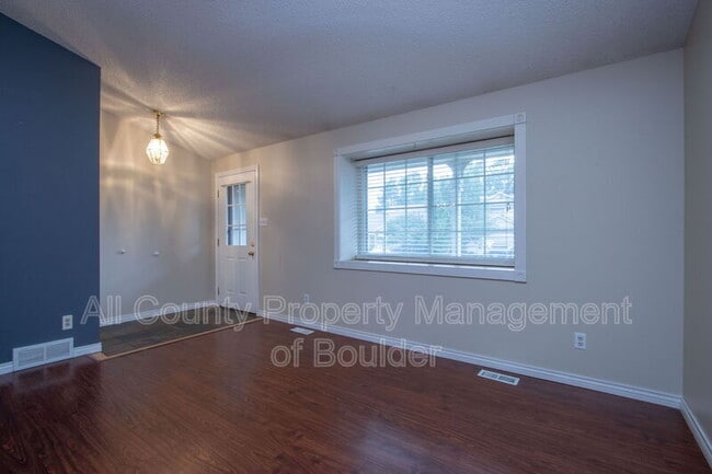 Photo - 2124 Stuart St
