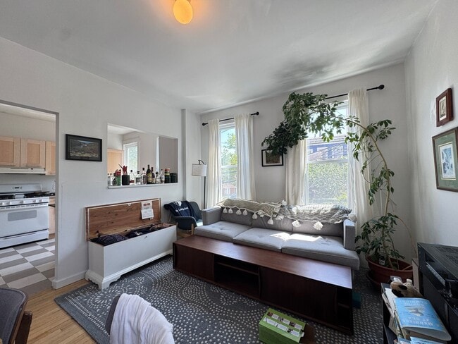 Building Photo - Stunning 2BR Queen Anne Victorian in East Rock | Bay Windows | In-Unit W/D | Parking Included Unit 2