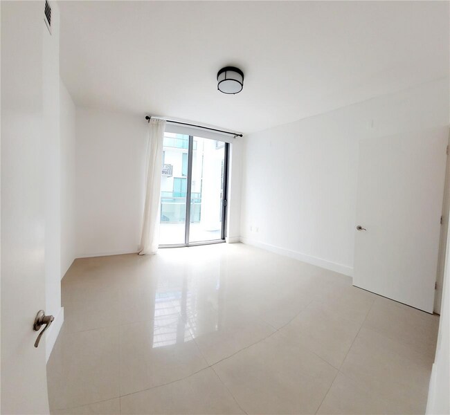 6000 Collins Ave Unit 305