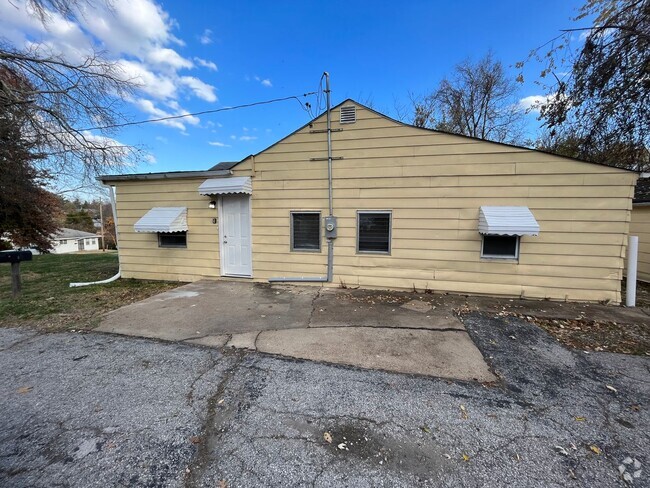Building Photo - Renovated 3 bedroom 1 Bath with Detached G... Rental