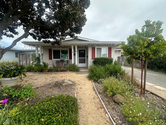 Cute 2 bedrooom/1.5 bath with Bonus room i... - Cute 2 bedrooom/1.5 bath with Bonus room i... House