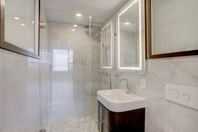 Photo - 14 Greenway Plz Unit 15L