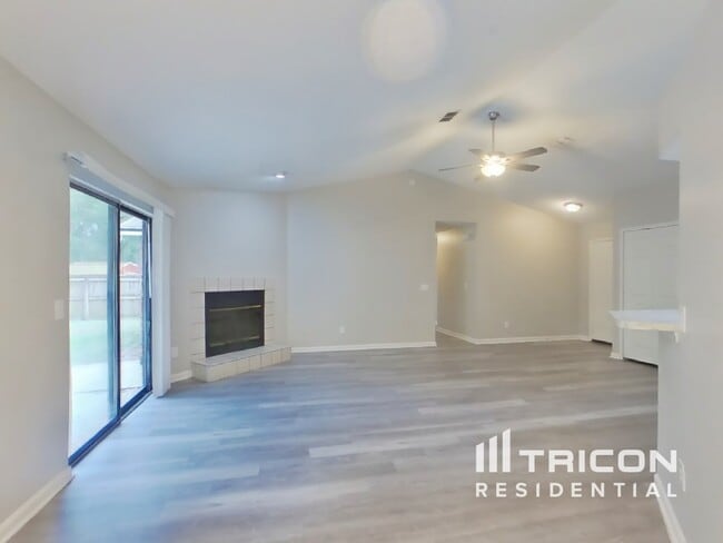 Photo - 2425 Justin Rd E