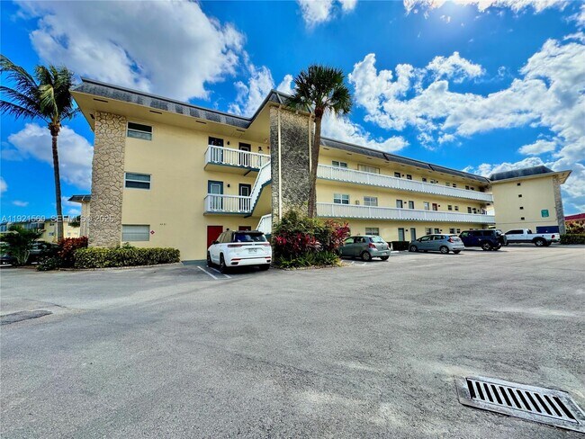 Building Photo - 4431 NW 16th St Unit H104