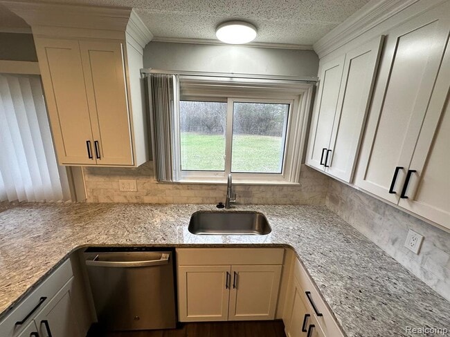 Photo - 24739 Middlebelt Rd