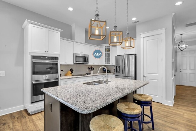 Building Photo - Elegant Three-Bed, Three-Bath Residence in...