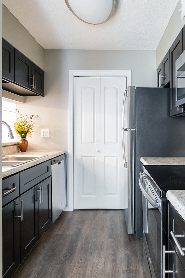 Características modernas con electrodomésticos de acero inoxidable - Willowbend