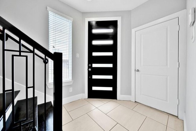 Photo - 5537 Larkin St