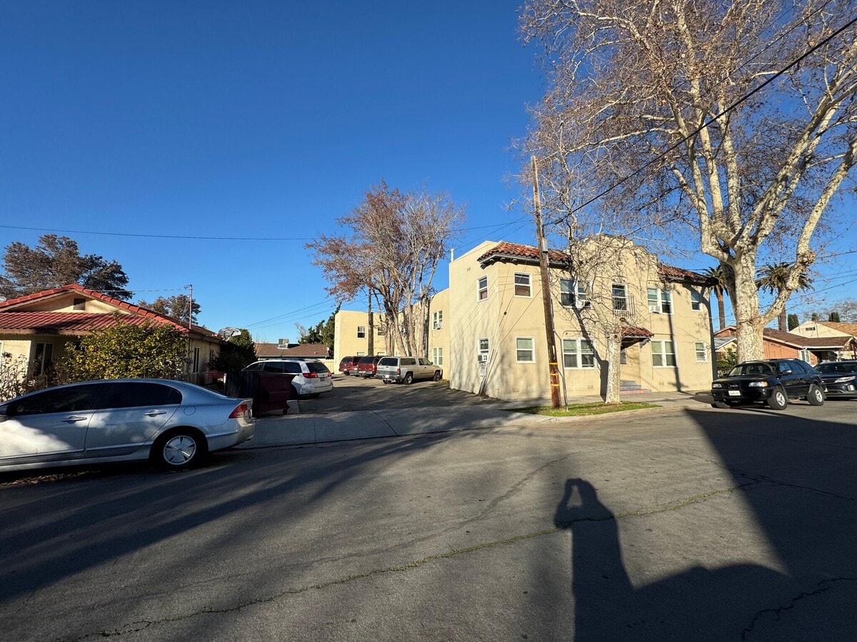 Photo - 333 W 9th St