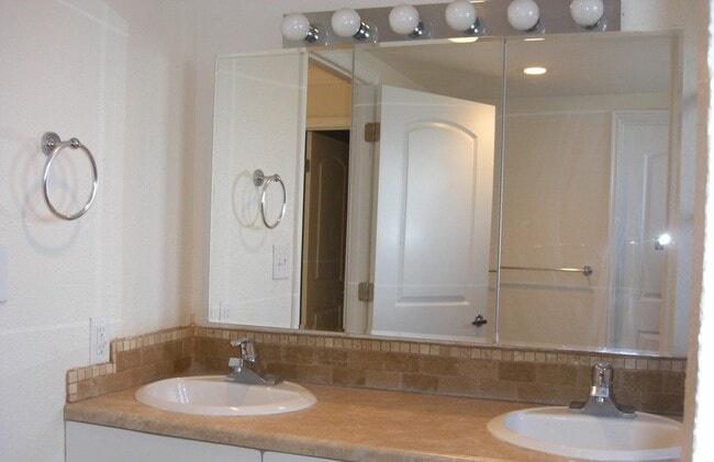 Photo - 1115 300 W