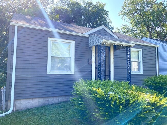 Building Photo - 2 Bed 1 Bath Home