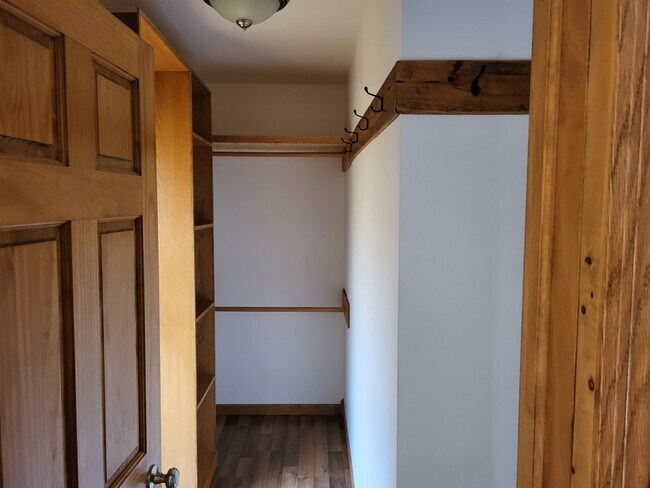 Vestidor - 312 N Illinois St Unidad 2nd Floor