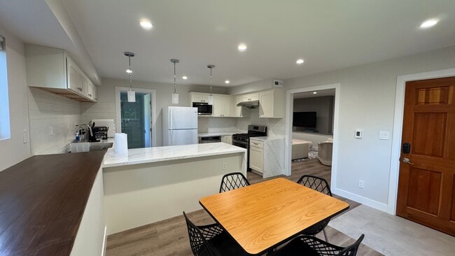 Building Photo - 8 Patricia Rd Unit 8 Rental