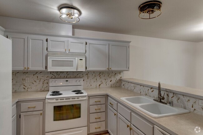 Building Photo - Updated 2 Bedroom 2 Bath Condo near Ft. Nu...