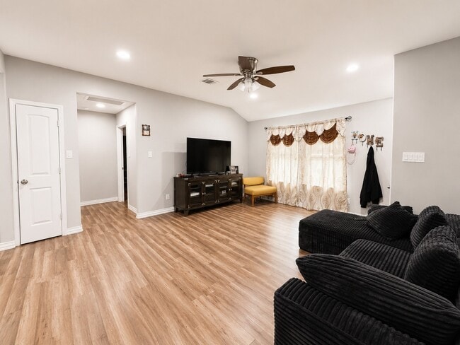 Photo - 711 Woodbine St