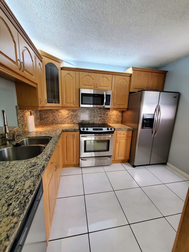 Clean, bright and spacious - 1820 N Lauderdale Ave Unit 3301