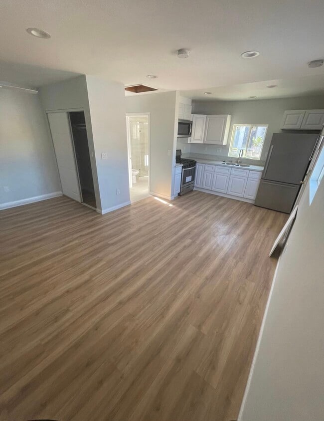 Photo - 10402 Woodman Ave