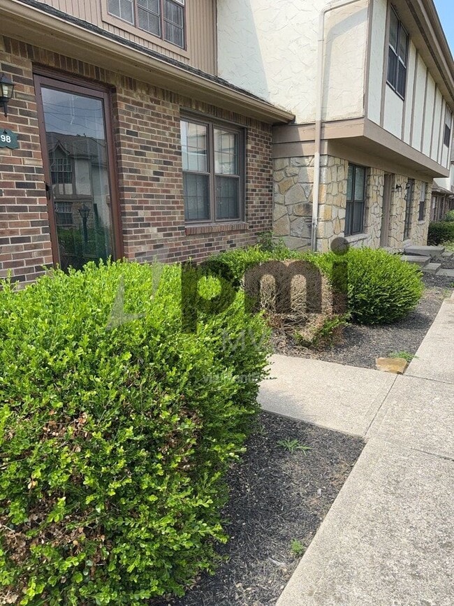 Building Photo - 98 Stornoway Dr W Rental