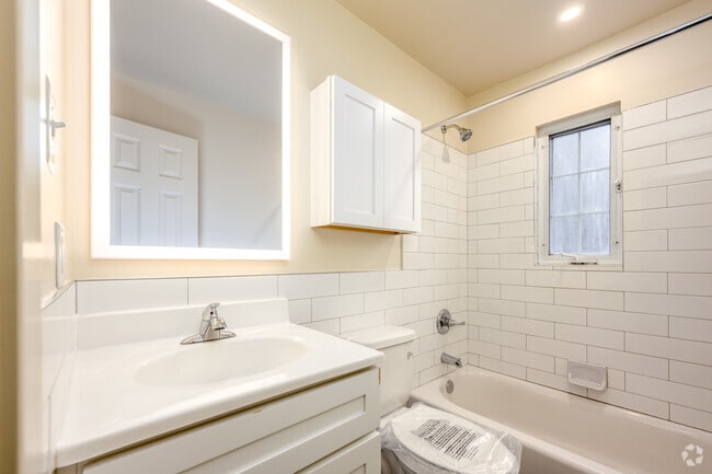 2BR, 1BA - 584SF - Bathroom