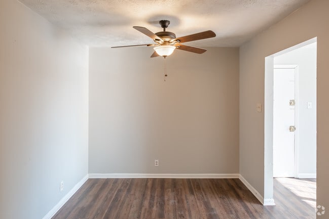 3BR, 1.5BA - 950 SF