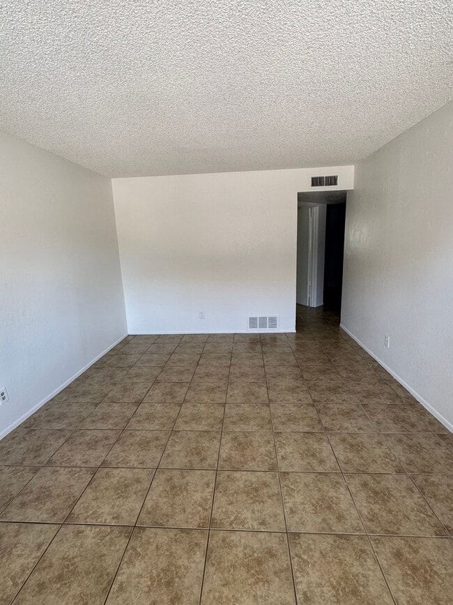 Photo - 330 W 5th Pl Unidad #2