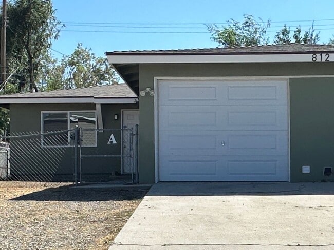 Building Photo - 2+1 READY NOW w/garage Unit 812 Aspen Dr  A Rental
