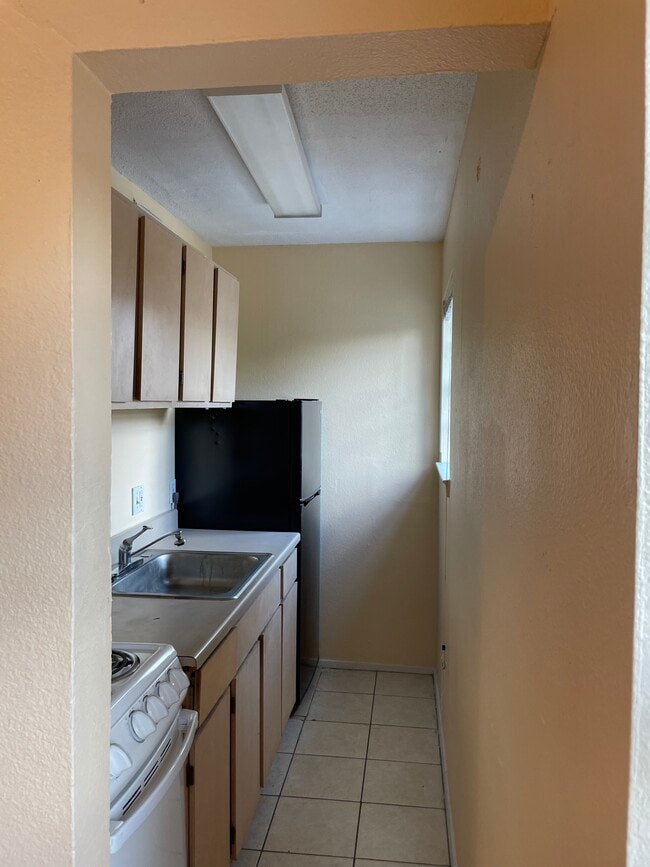Kitchen - 3118 San Jacinto St Unit 12