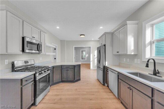 Photo - 1330 W 67th St