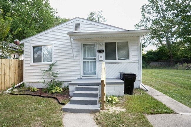Building Photo - Freshly Renovated 3-Bedroom Home – Quality...