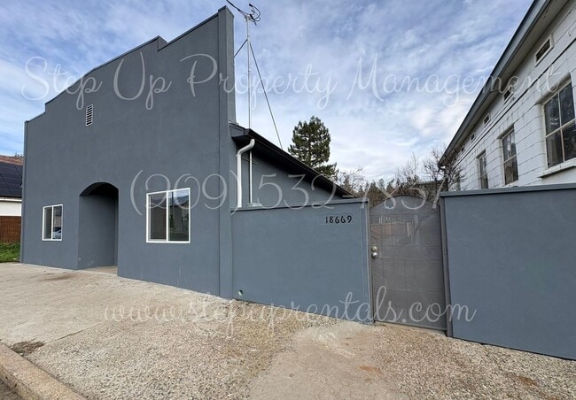 Building Photo - 18669 Pine St Unit B