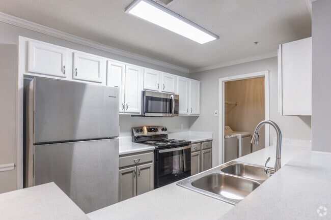 2BR, 2BA - 1,130 SF