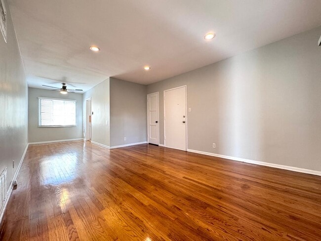 Building Photo - Classic Hollywood 1-Bedroom near Hollywood... Unit 1909 Rental