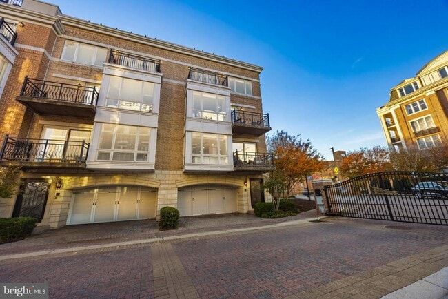 Building Photo - 900 Valencia Ct