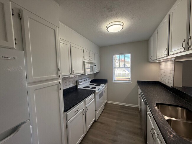 Photo - Rental Available NOW across from Tanglewood Park 336-360-5860 Unit G